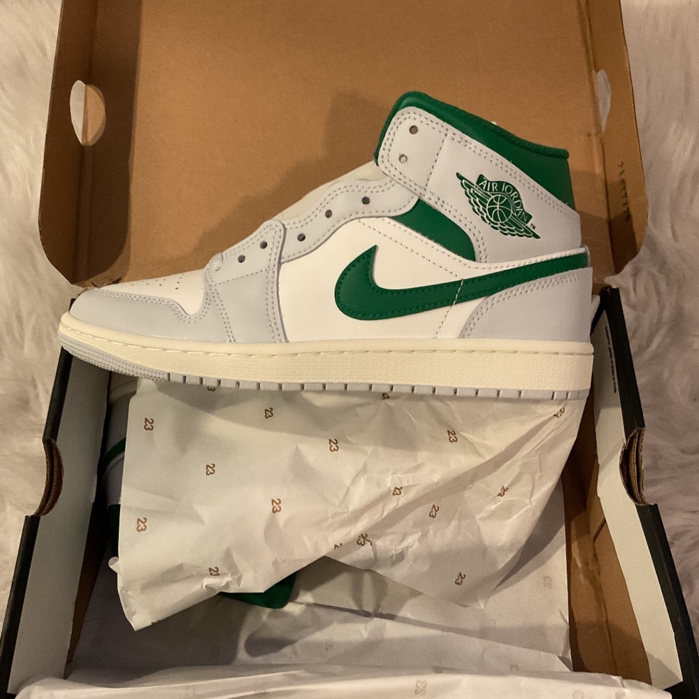 Jordan 1 high green and white size 8men